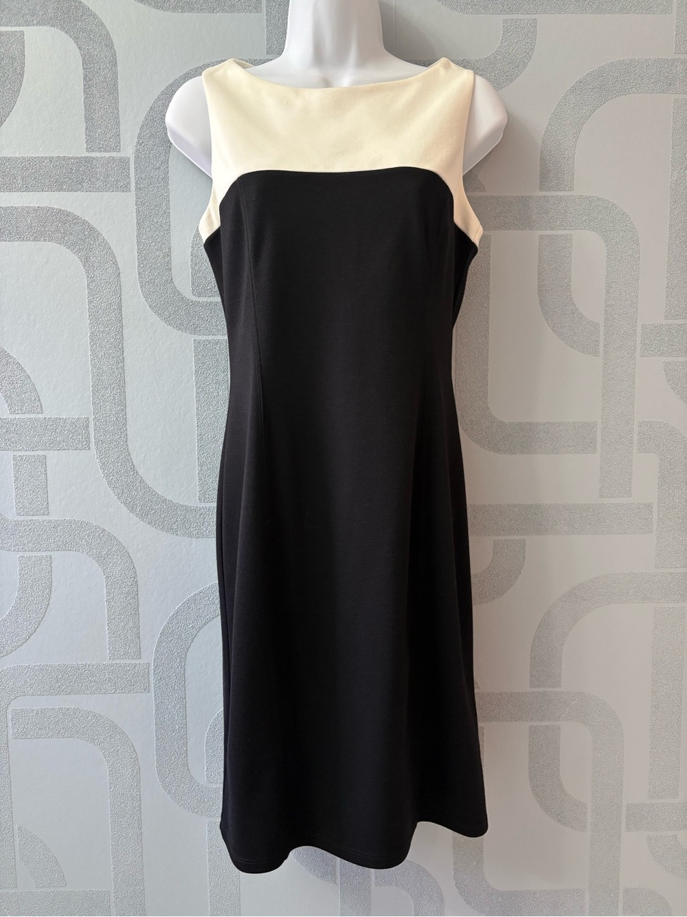 Suzy Shier Black and Cream Sleeveless Shift Dress